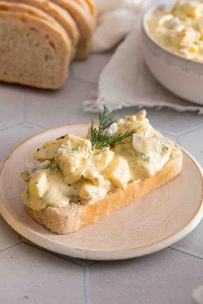 Ein Brot mit Eiersalat mit Mayo.
