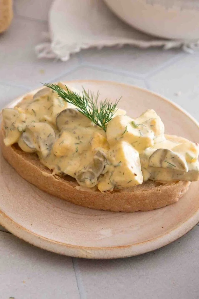 Ein Brot mit Eiersalat.
