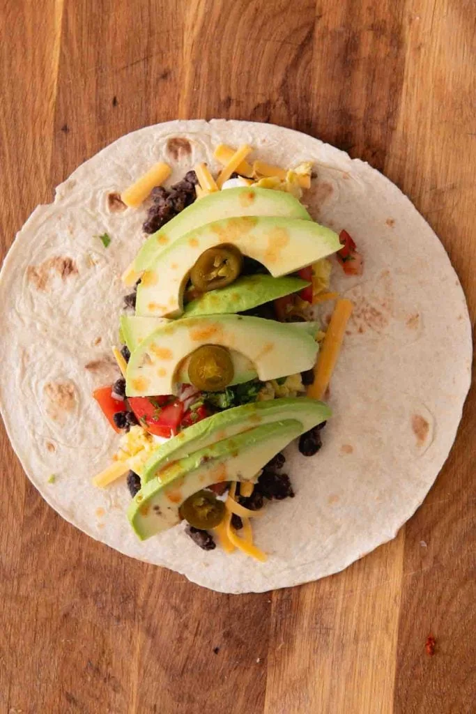 Es wird ein Frühstücksburrito belegt.