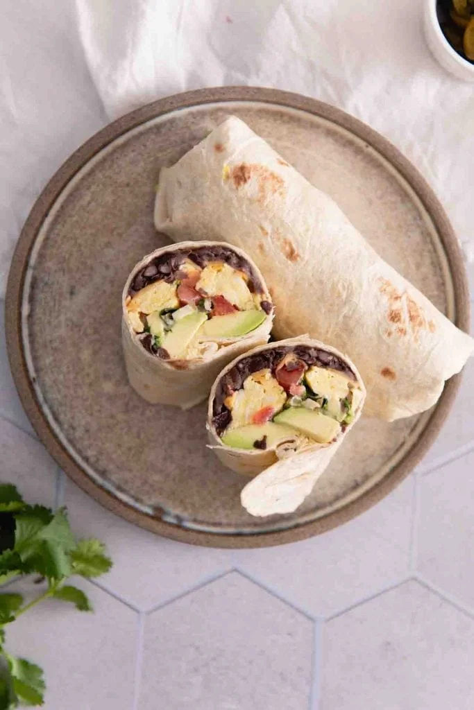 Der Frühstücksburrito ist in der Mitte halbiert worden.