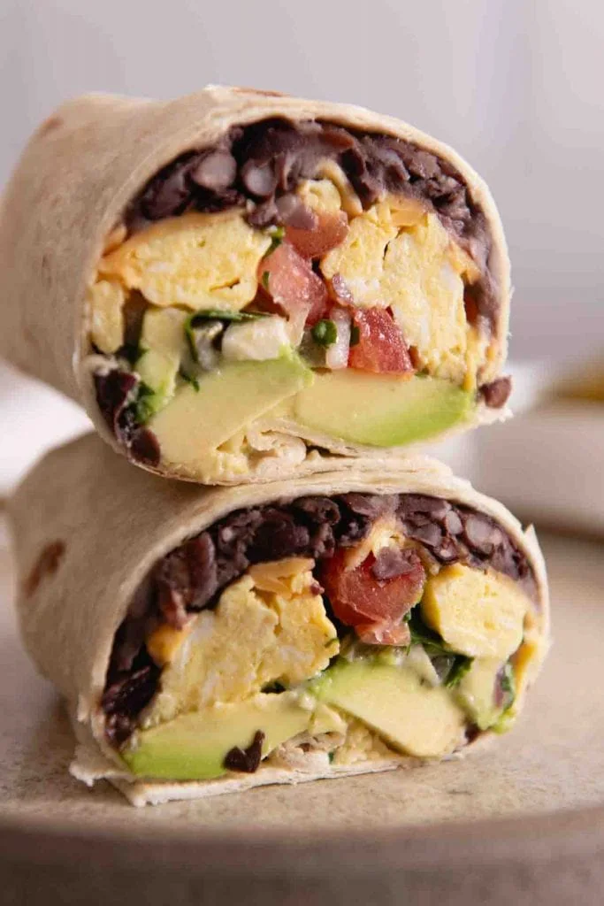 Ein Frühstücksburrito mit Rührei, schwarzen Bohnen und Pico de Gallo.