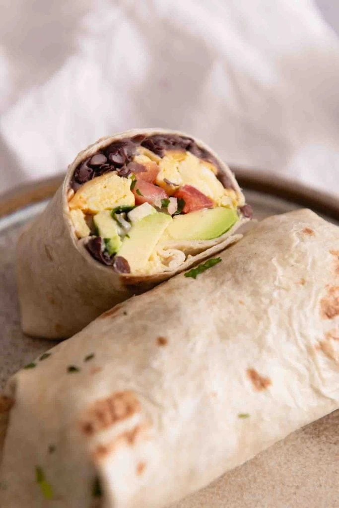 Der fertige Burrito, angeschnitten zum Frühstück.