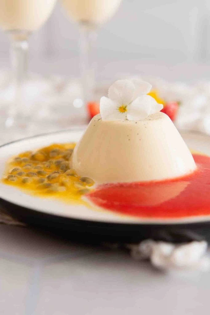 Panna Cotta mit einer kleinen Blume als Deko