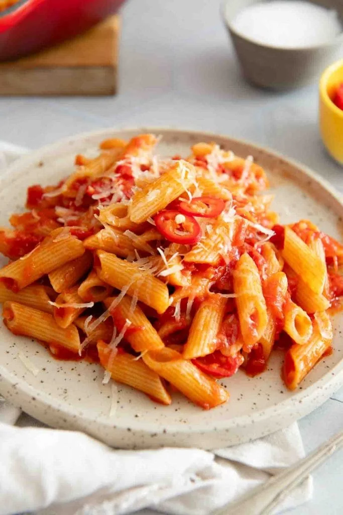 Penne all’Arrabbiata auf einem Teller.