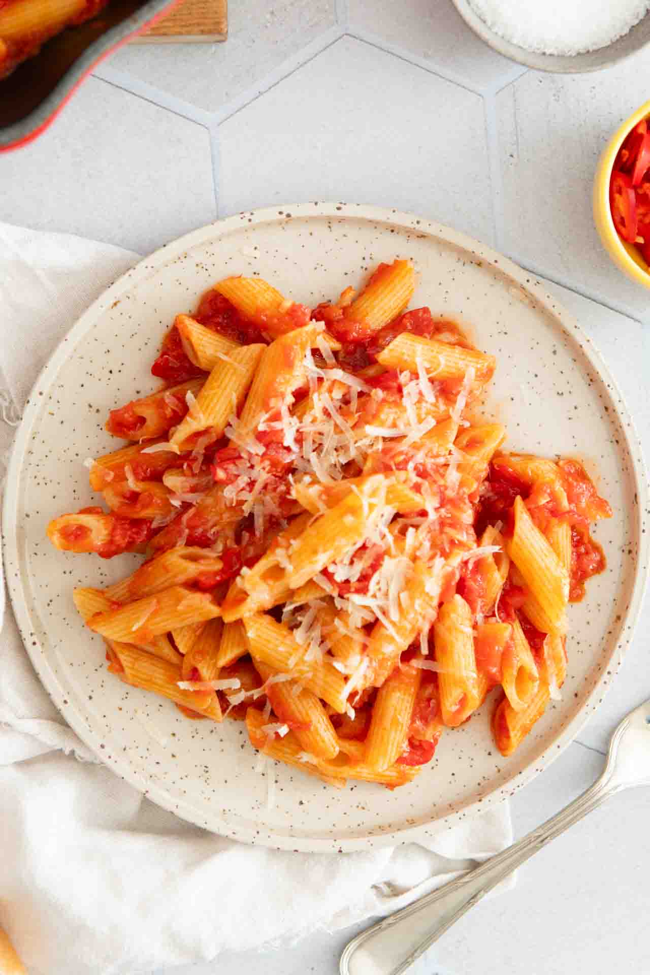 Penne al Arrabiata mit Parmesan.