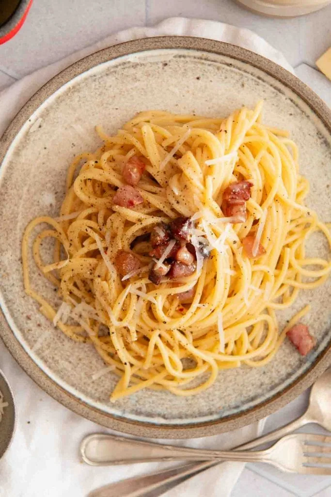 Die Spaghetti Carbonara wird ohne sahne zubereitet.