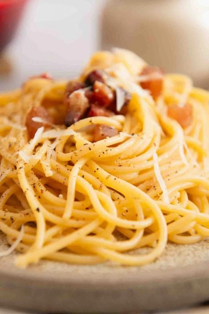 Die Spaghetti Carbonara mit Speck in der Nahaufnahme.