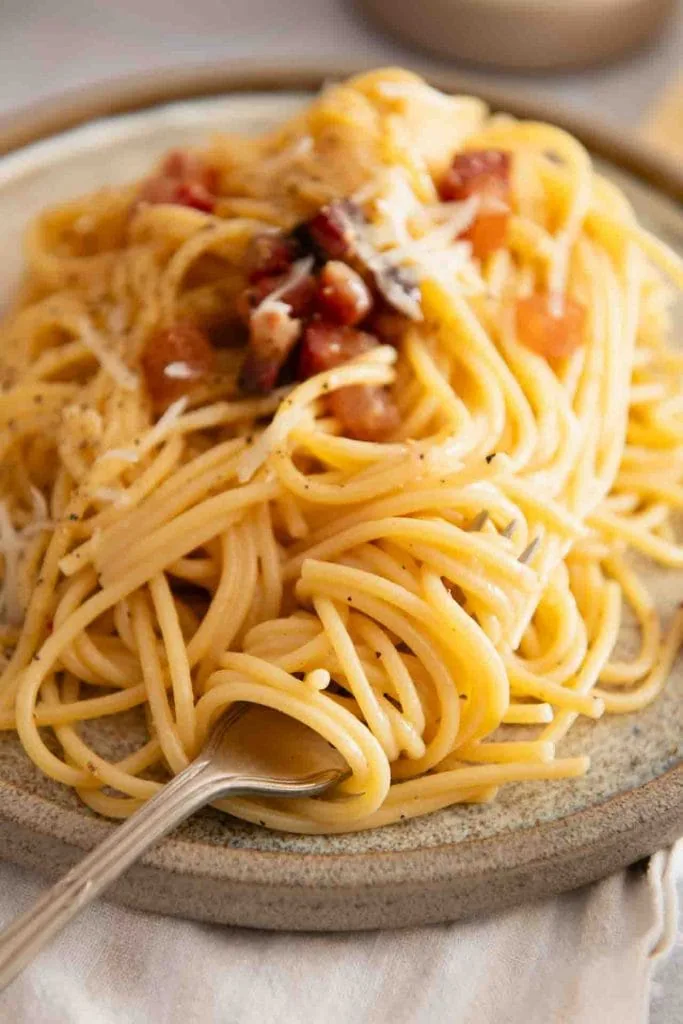 Eine Gabel nimmt ein paar Spaghetti auf.