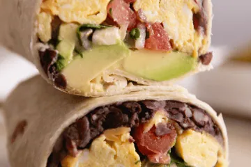 Frühstücksburrito mit Rührei, schwarzen Bohnen & Pico de Gallo Frühstücksburrito mit Rührei, schwarzen Bohnen und Pico de Gallo