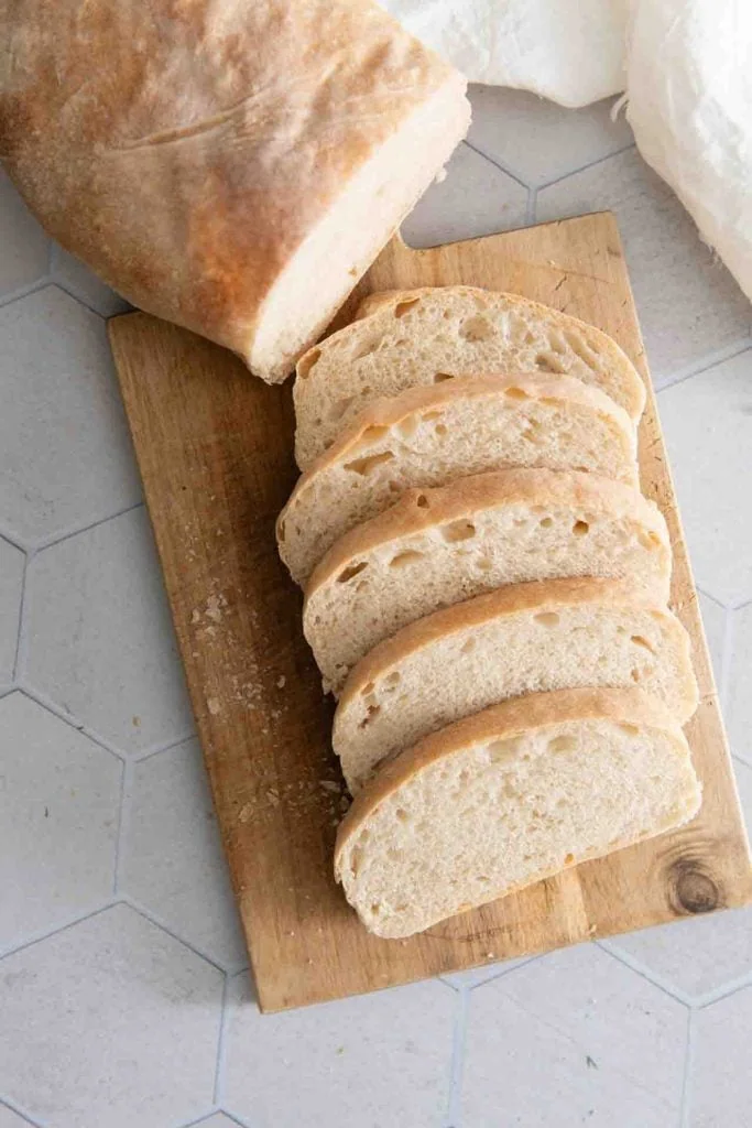 Ein Ciabatta Brot aufgeschnitten.