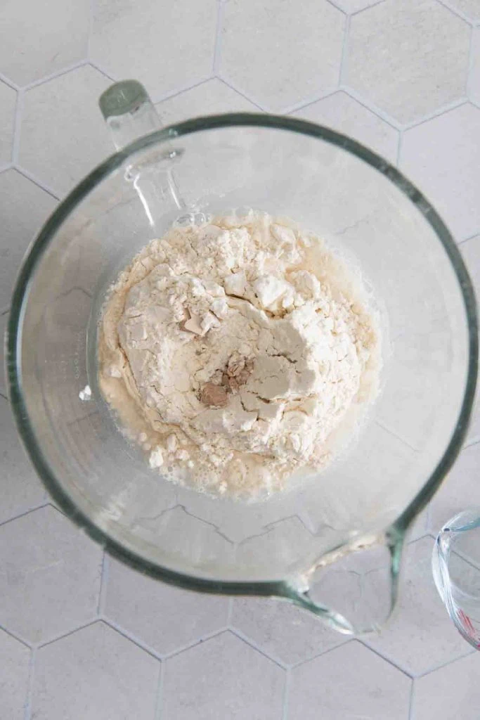Zutaten um Ciabatta zu backen.