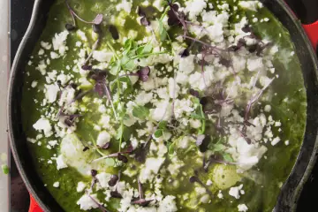 Grünes Shakshuka – die frische Variante mit Spinat und Feta Grünes Shakshuka mit Spinat & Feta
