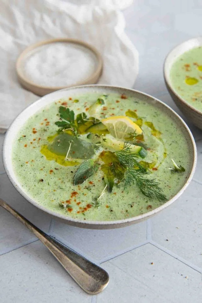 Kalte Gurkensuppe fertig zum Verzehr mit einem Löffel.