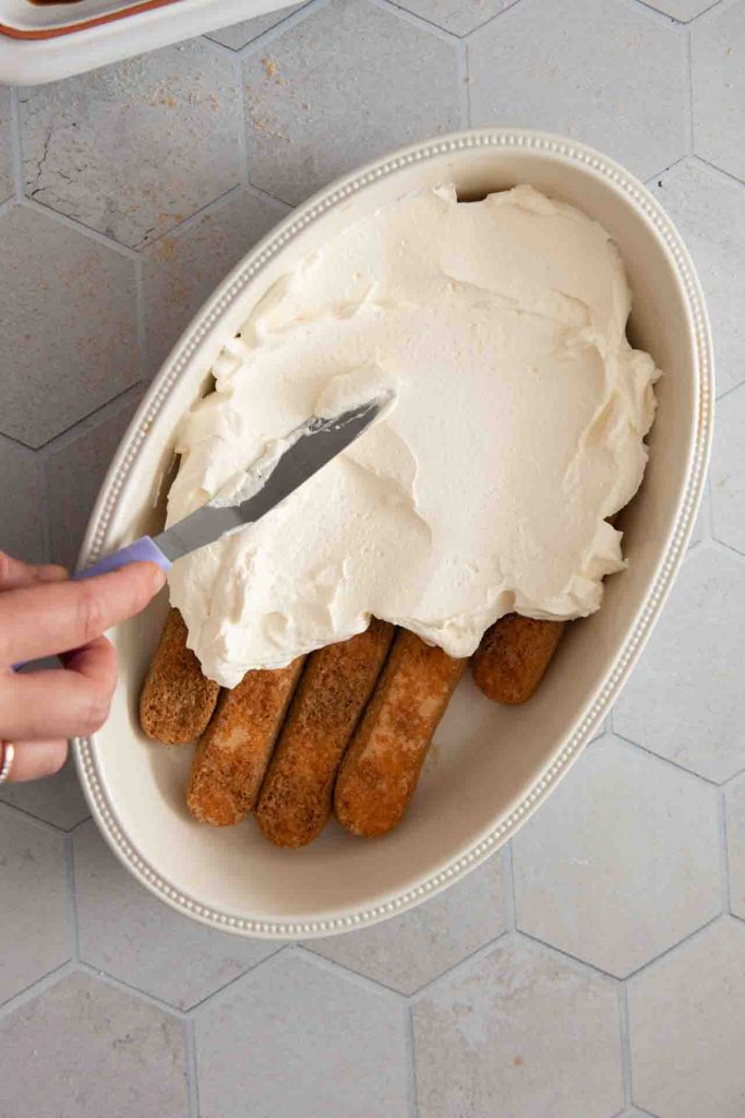 Das Tiramisu wird zubereitet in einer ovalen Form.