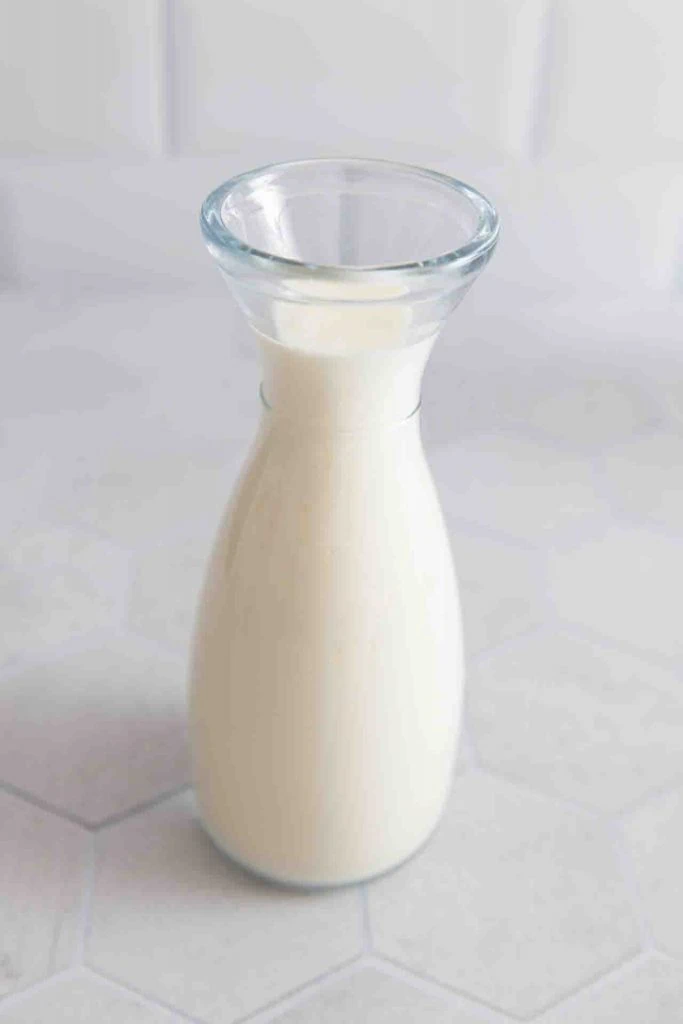 Der selbstgemachte Milchkefir in einem Trinkgefäß.