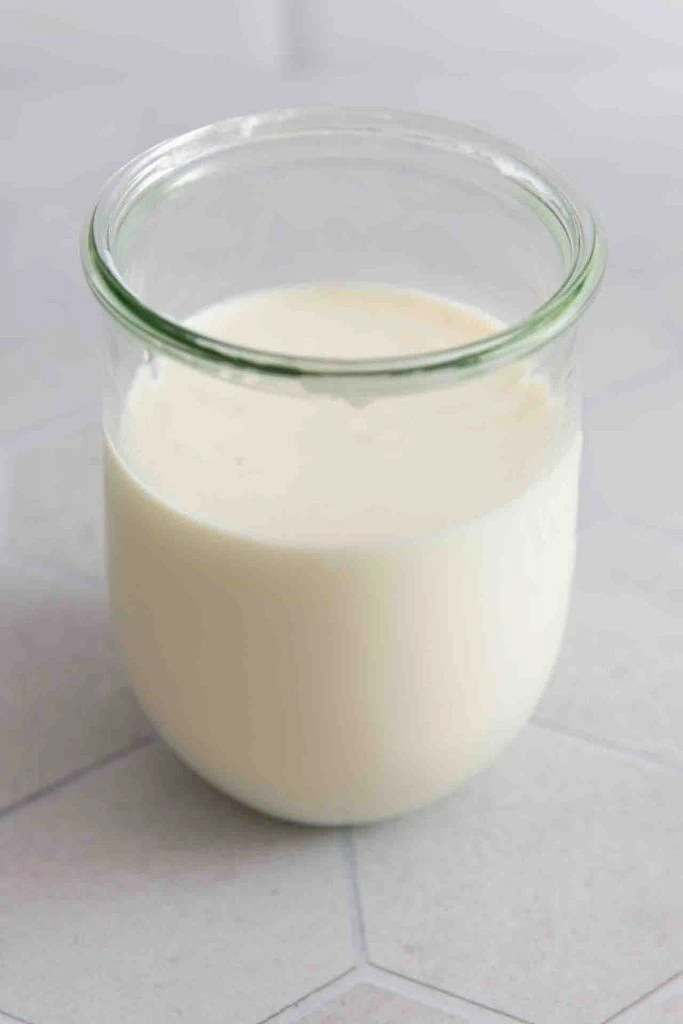 Milchkefir selber machen in einem Glas.