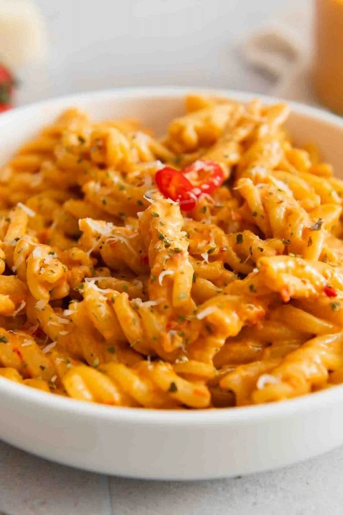 Pesto Calabrese über die Nudeln als Abendessen.