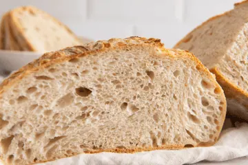 Sauerteigbrot backen: das knusprige Weizenbrot mit fluffiger Krume Sauerteigbrot backen: Weizenbrot mit offener Krume