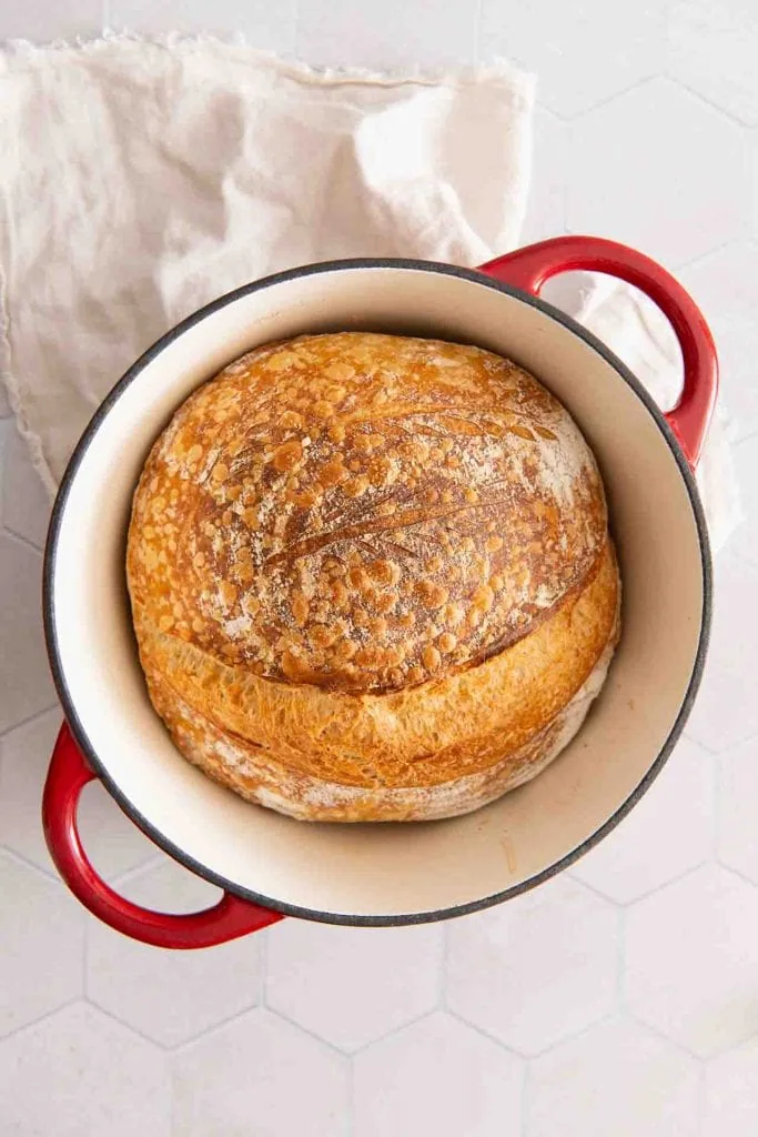 Sauerteigbrot selber gebacken in einem Topf.