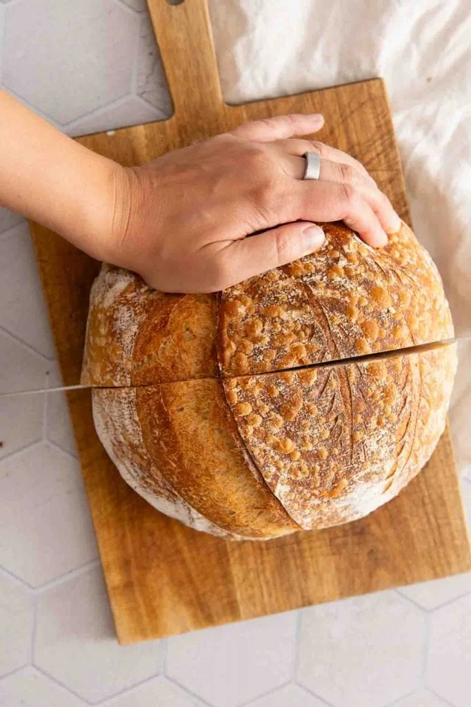 Das Brot das mit Sauerteig gebacken wurde, wird angeschnitten.