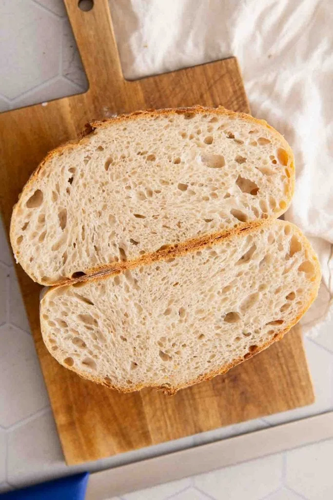 Das Brot halbiert, man sieht die Krume und die Porung.