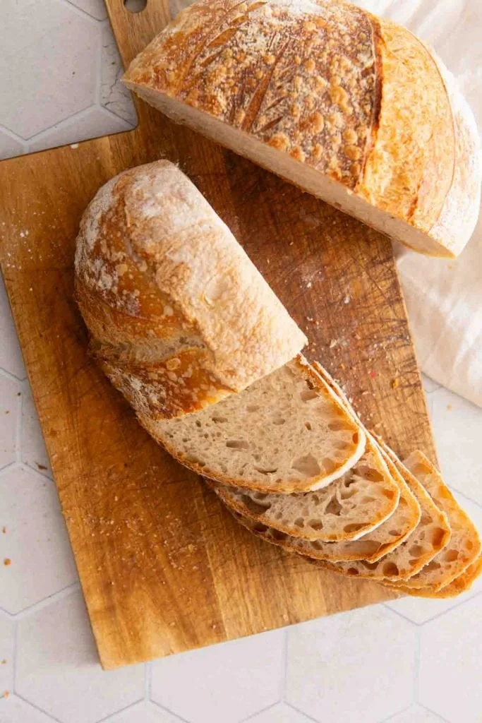 Das Sauerteigbrot auf einem Brettchen.