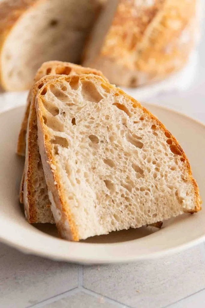 Das fertig gebackene Brot ist aufgeschnitten und wird serviert.