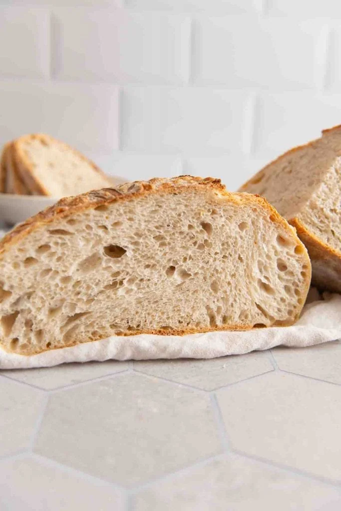 Das fertige Sauerteigbrot halbiert.