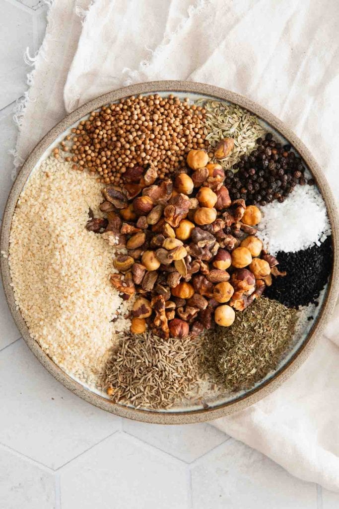 Alle Zutaten die Du für das Dukkah Gewürz brauchst.