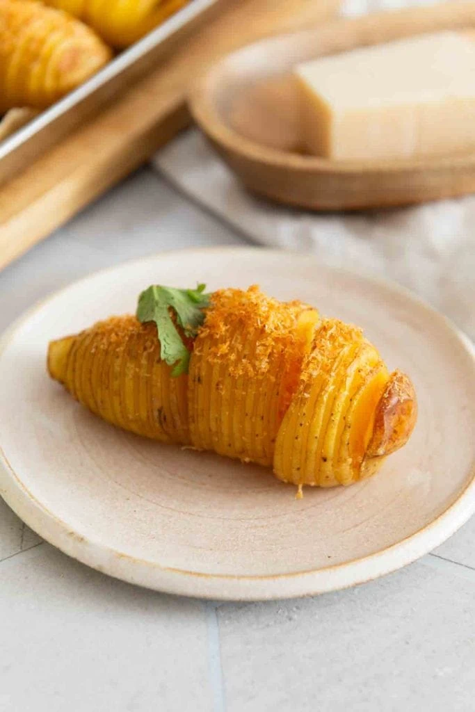 Die fertige Hasselback Kartoffeln, fertig zum servieren.