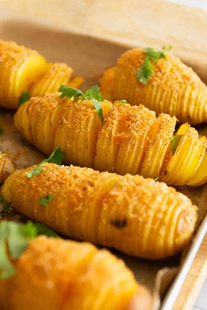 Die fertig dekorierten Kartoffeln frisch aus dem Backofen.
