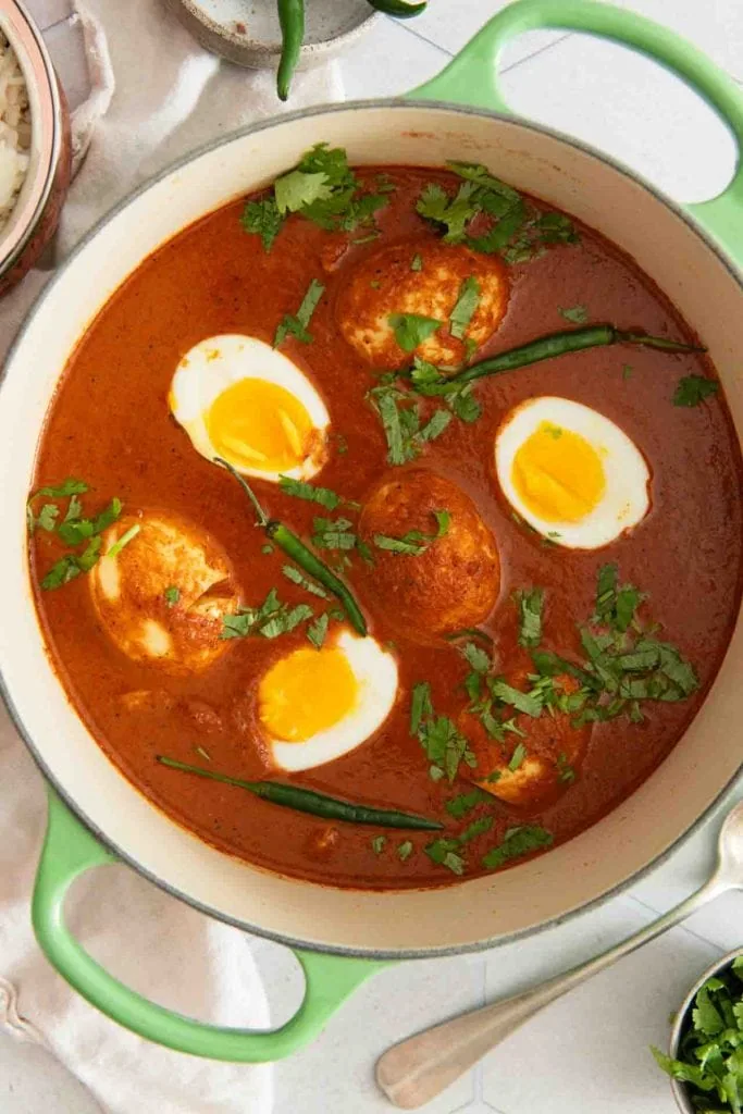 Mein indisches Eier Curry Rezept in einem grünes Topf.