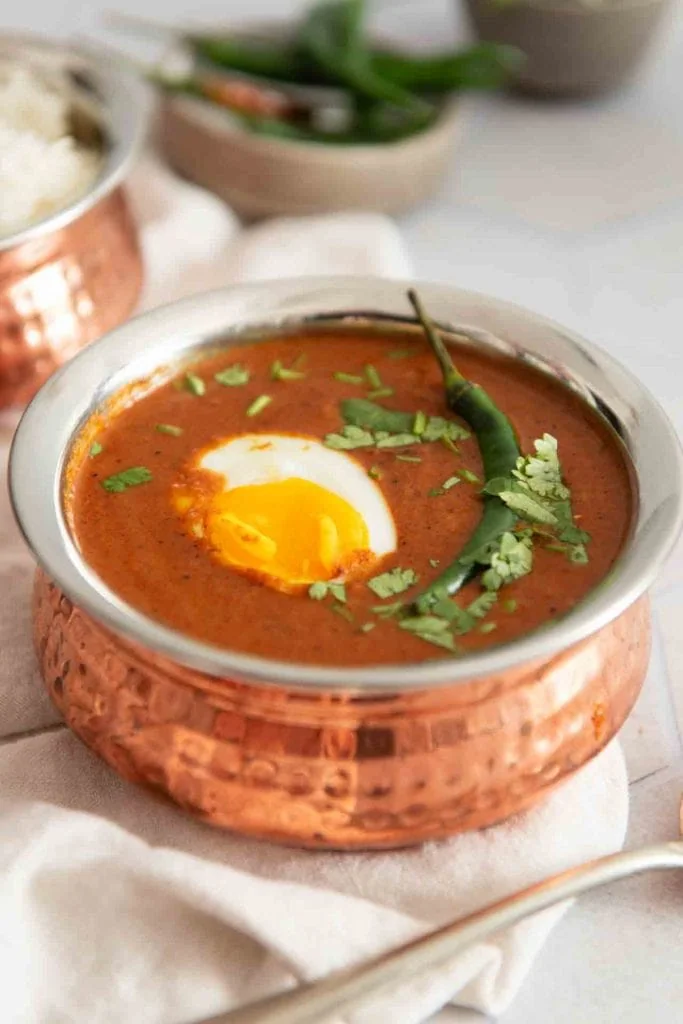 Indisches Eier Curry wird serviert.