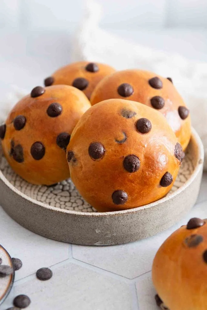 Ein Schokobrötchen auf einem Teller.