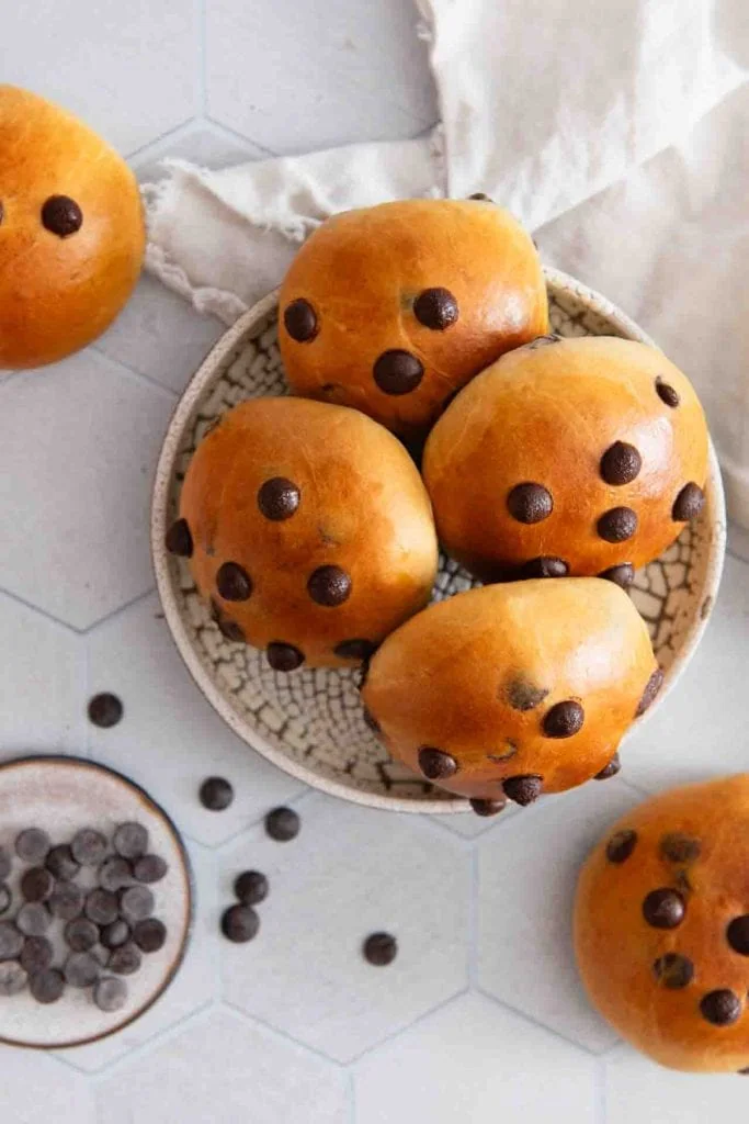 Man sieht die Schokoladentropfen auf den Brötchen.