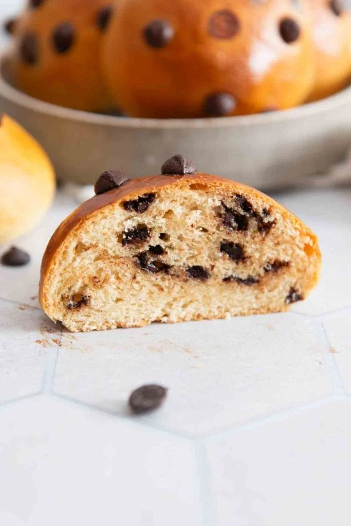 Ein Schokobrötchen halbiert.