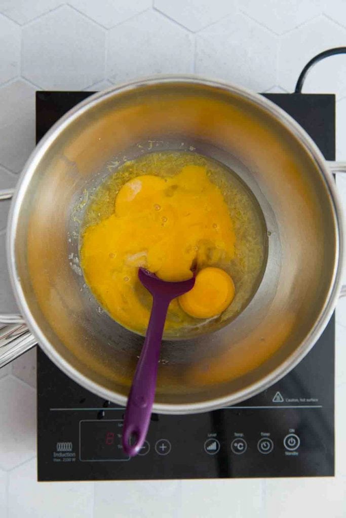Eier in einem Wasserbad.
