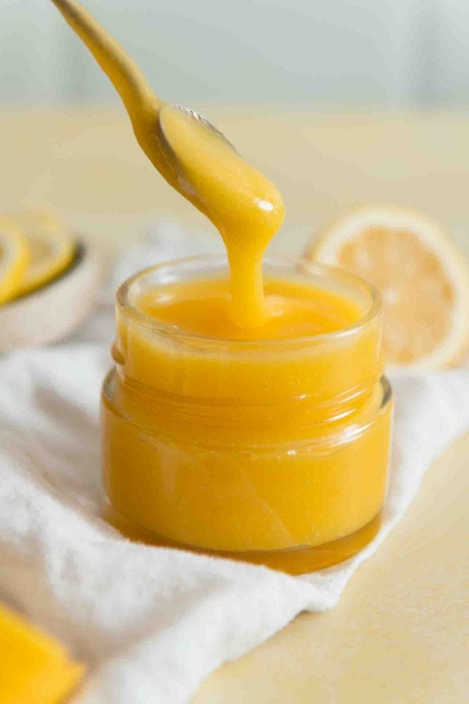 Ein Löffel nimmt etwas Lemon Curd auf.