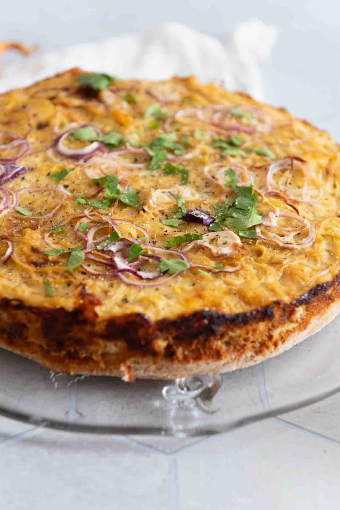 Der Zwiebelkuchen von der Seite, man sieht das er schon braun an der Seite geworden ist.