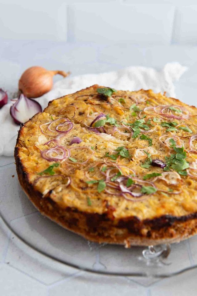 Ein Zwiebelkuchen vegetarisch mit Schmand.