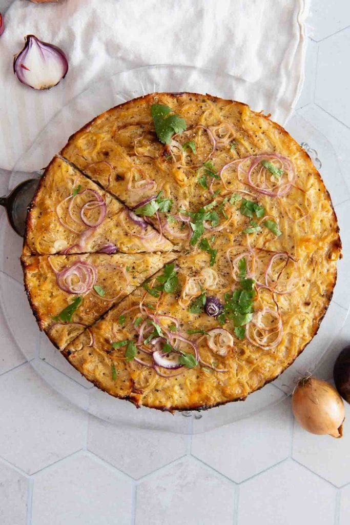 Der Zwiebelkuchen mit Schmand und Zwiebeln von oben.