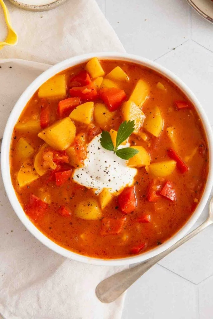 Das vegetarische Gulasch in einem Teller.