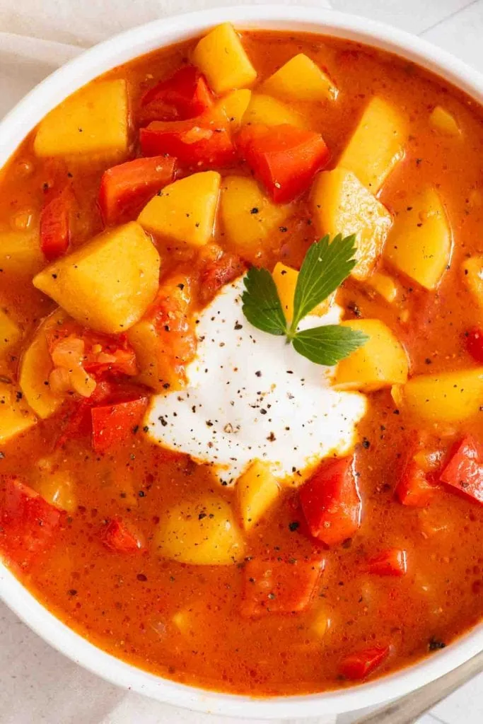 Das fertige Gulasch in der Nahaufnahme.