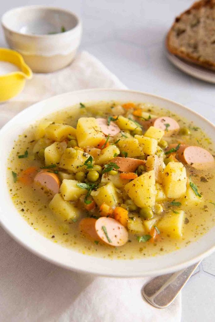 Ein Erbseneintopf vegetarisch mit Veggie Würstel.