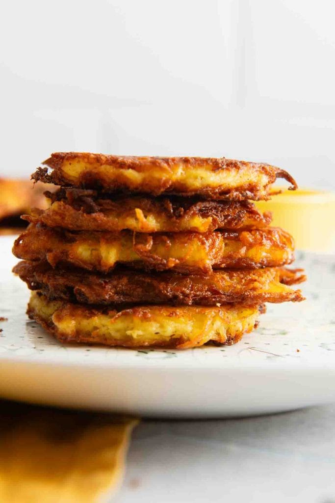 Diese Kartoffelpuffer bekommst Du mit meinem Rezept raus.