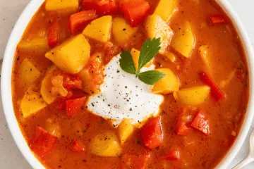 Vegetarisches Gulasch mit Kartoffeln und Paprika Vegetarisches Gulasch mit Kartoffeln und Paprika