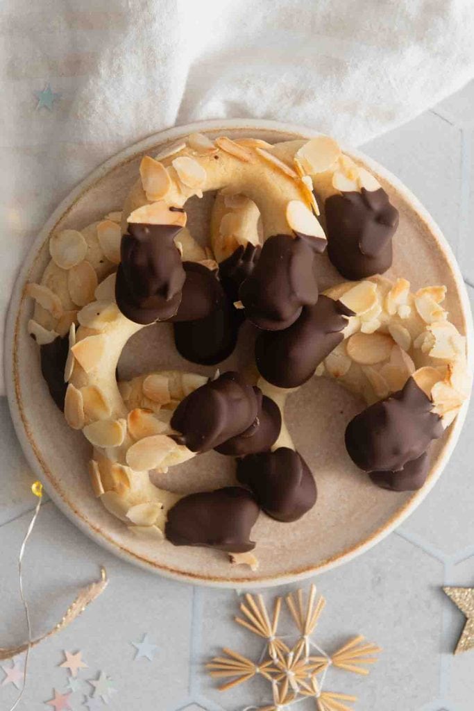Mandelhörnchen mit Marzipan und Schokolade auf einem Teller.