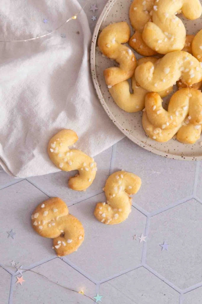 Die Plätzchen sind mit Hagelzucker bestreut.